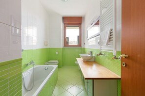 Shower, hair dryer, bidet, towels - GuestHost - Milan-Rubattino Comfy APT - with 2 Terrace (Milano)