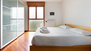 A bedroom with a bed, a window, a radiator, and a wardrobe. - GuestHost - Milan-Rubattino Comfy APT - with 2 Terrace (Milano)