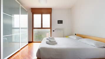 2 habitaciones, tabla de planchar con plancha, internet y ropa de cama