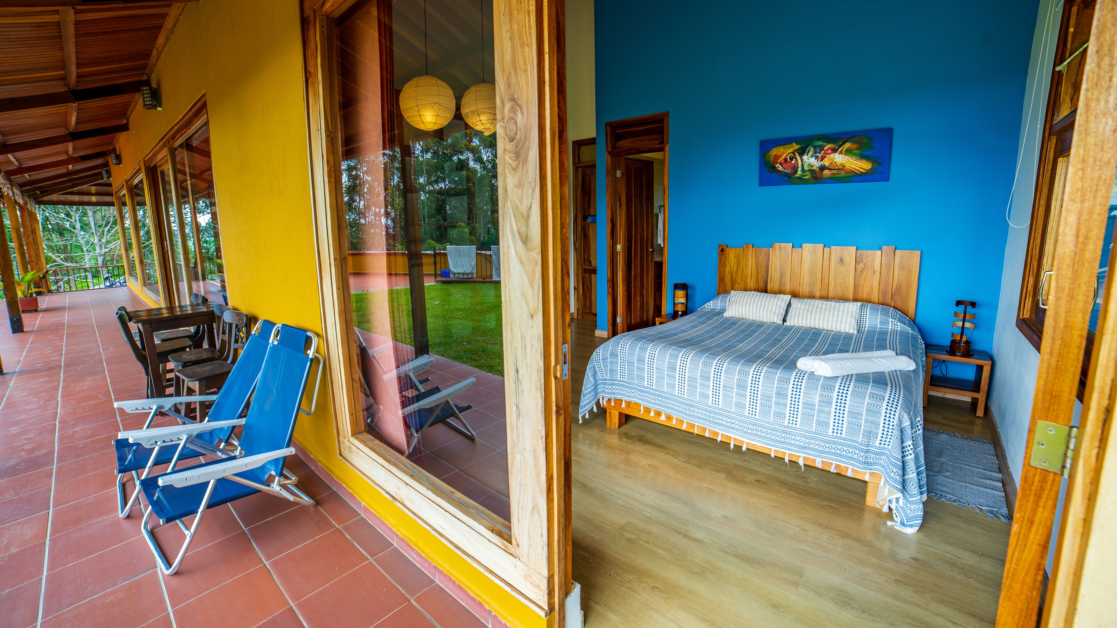 Un dormitorio con cama, ventana y vistas al exterior.
