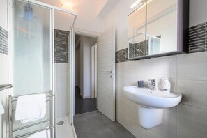 Een douche, een haardroger, een bidet, handdoeken