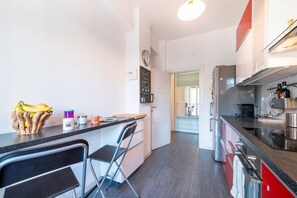 Fridge, oven, stovetop, dishwasher