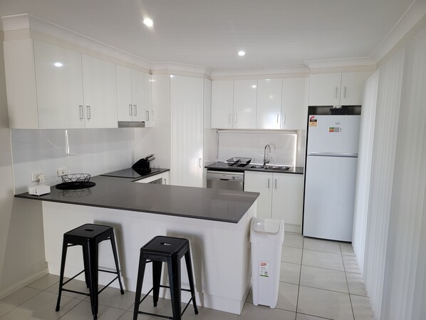 冷蔵庫、電子レンジ、オーブン、コンロ