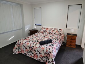 2 dormitorios, tabla de planchar con plancha, wifi y ropa de cama