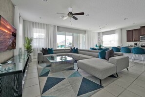 Smart-tv, bordsfotboll och ett bordtennisbord