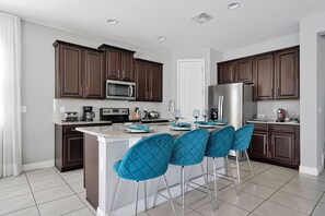 Kylskåp, mikrovågsugn, ugn och spishäll