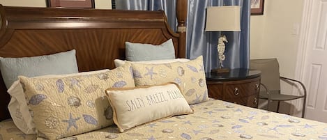 5 dormitorios, caja fuerte, escritorio y tabla de planchar con plancha