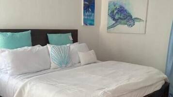 5 dormitorios, caja fuerte, escritorio y tabla de planchar con plancha