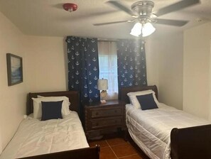 5 Schlafzimmer, Zimmersafe, Schreibtisch, Bügeleisen/Bügelbrett