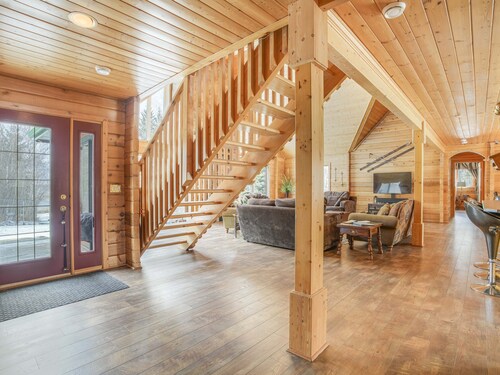 (RARE WATERFRONT) Stunning Private Lakefront Lodge - Sleeps 16