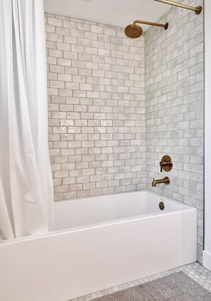 Shower, hair dryer, towels, soap - Bespoke Historic Property 45 mins North of SLC- 3 Queen Rooms/4Bath (Morgan)