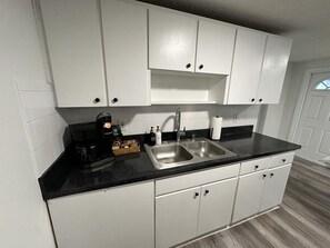 Fridge, microwave, oven, stovetop - Newly Renovated 1 Bedroom Close to Busch Gardens (Tampa)