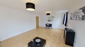 Apartment, 4 Bedrooms | Desk - Orange Apartments Bothwell Road (Aberdeen)