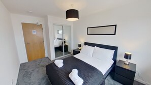 Apartment, 4 Bedrooms | Desk - Orange Apartments Bothwell Road (Aberdeen)