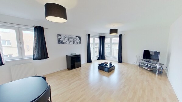 Apartment, 4 Bedrooms | Desk - Orange Apartments Bothwell Road (Aberdeen)