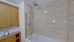 Apartment, 4 Bedrooms | Bathroom | Towels - Orange Apartments Bothwell Road (Aberdeen)