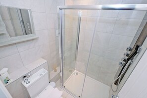 Apartment, 2 Bedrooms (Belgrave Mansions) | Bathroom | Towels