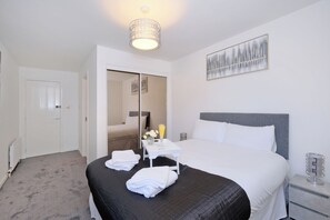 Apartment, 2 Bedrooms (Belgrave Mansions) | Desk
