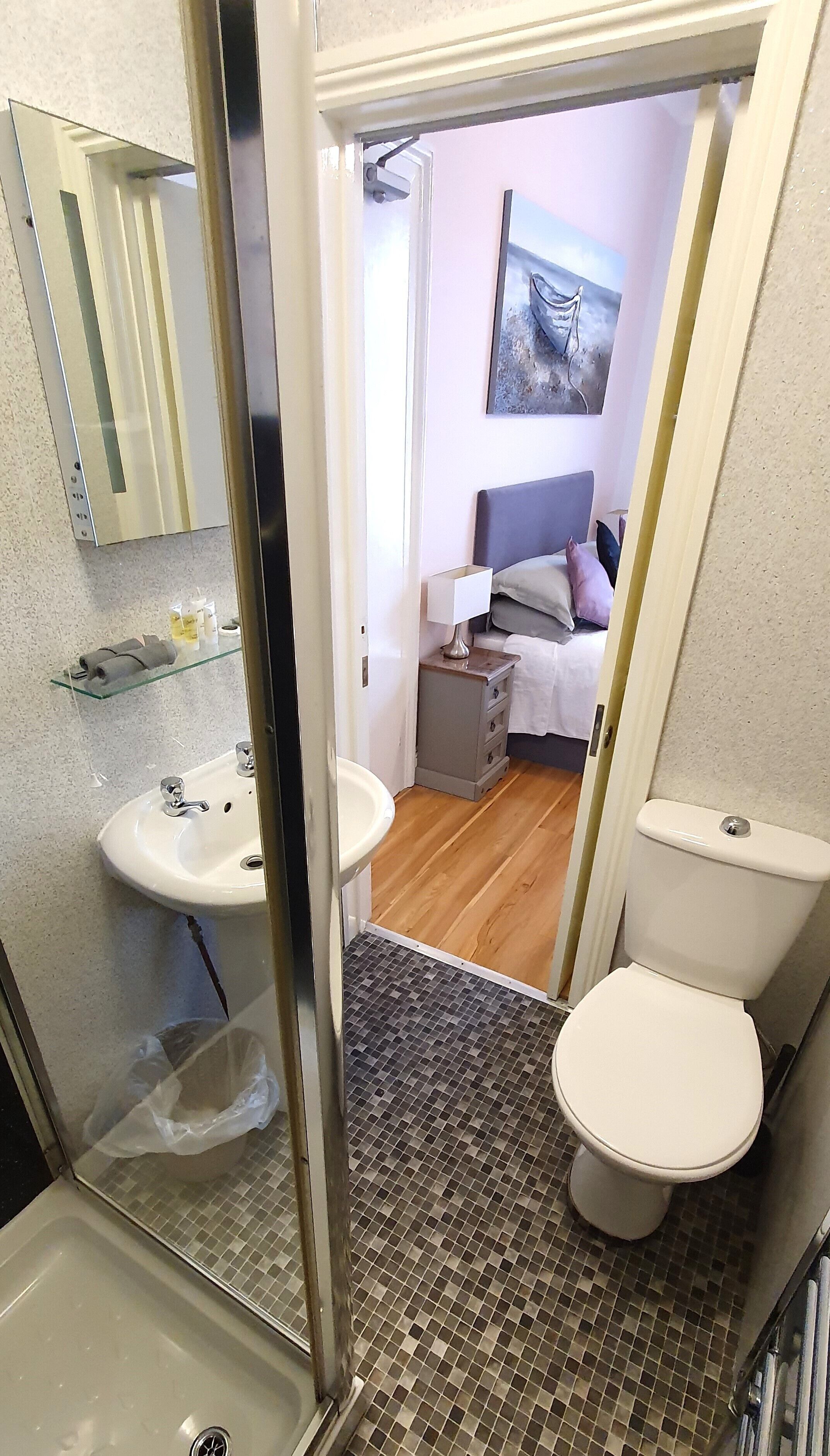 Double Room (R2 -1st Floor) | Bathroom | Towels