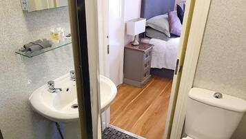 Double Room (R2 -1st Floor) | Bathroom | Towels