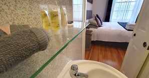 Chambre double (R2 -1st Floor) | Espace de travail pour ordinateurs portables, accès au Wi-Fi (inclus)
