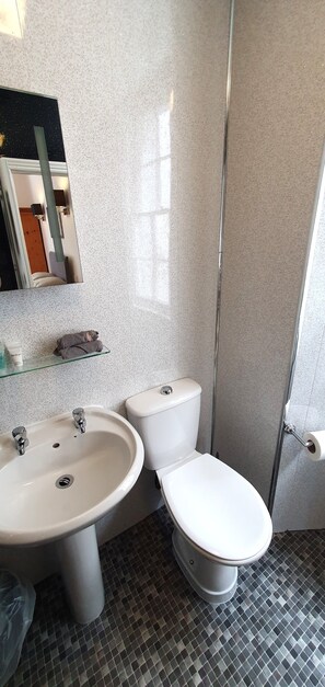 Laptop workspace, free WiFi - Midway Guest House (Torquay)
