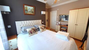 Double Room (R9 - 2nd Floor) | Laptop workspace, free WiFi