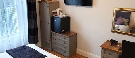 Espacio para trabajar con laptop y wifi gratis