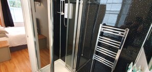 笔记本电脑工作区、免费 WiFi