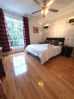 Chambre supérieure double (R7- 2nd Floor) | Espace de travail pour ordinateurs portables, accès au Wi-Fi (inclus)
