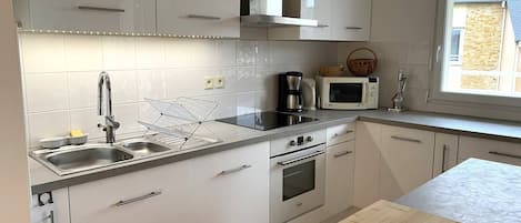 Frigorífico, microondas, horno y lavavajillas