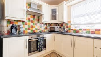 House, 3 Bedrooms | Private kitchen | Fridge, microwave, dishwasher, coffee/tea maker
