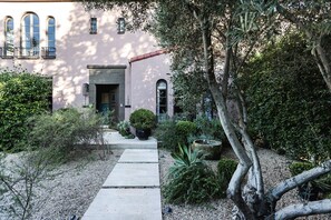 Exterior - Luxury Private Gated 2BD/2BA in Mid-City LA (Los Angeles)