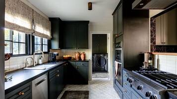 Een koelkast, een magnetron, een oven, een kookplaat