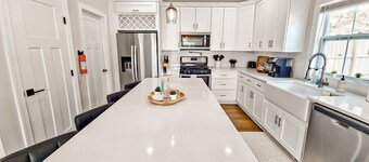 Charlotte Oasis 4BR/2.5BA-Cozy and Charming Home Close To Uptown