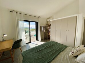 5 bedrooms, free WiFi - Villa Arasu, 10 pers, piscine chauffée, vue mer, 15 mn à pieds plage (STE LUCIE DE PORTO VECCHIO)