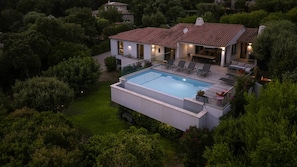 A modern house with a swimming pool, surrounded by lush greenery. - Villa Arasu, 10 pers, piscine chauffée, vue mer, 15 mn à pieds plage (STE LUCIE DE PORTO VECCHIO)