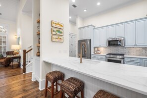 Kylskåp, mikrovågsugn, ugn och spishäll