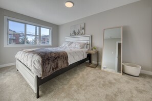 4 slaapkamers, een bureau, een strijkplank/strijkijzer, reisbedje