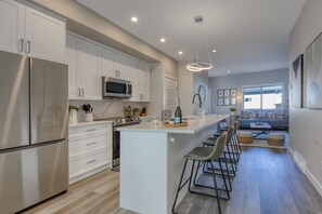 Een koelkast, een microgolfoven, een oven, een kookplaat