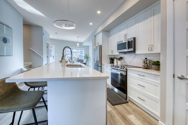 Kühlschrank, Mikrowelle, Ofen, Herdplatte