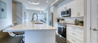 New Lux 4 Bedroom W/ Arcade Games - Minutes to Hot Springs