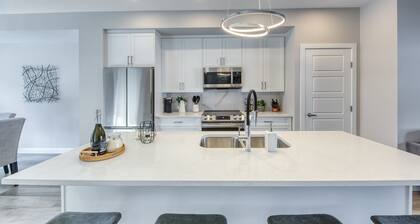 New Lux 4 Bedroom W/ Arcade Games - Minutes to Hot Springs