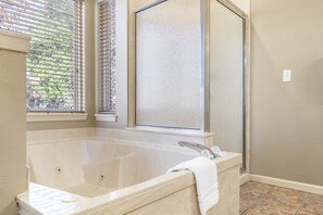 Dusche, Whirlpool, Haartrockner, Handtücher