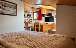 Skrivebord, wi-fi (inkludert) og sengetøy