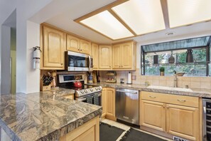 冷蔵庫、電子レンジ、オーブン、コンロ