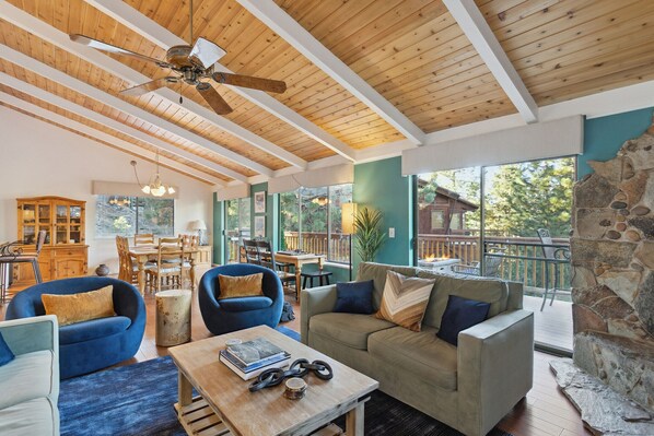 スマートテレビ、暖炉、DVD プレーヤー、卓球台