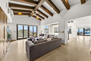 Televisio, pöytätennispöytä, stereot