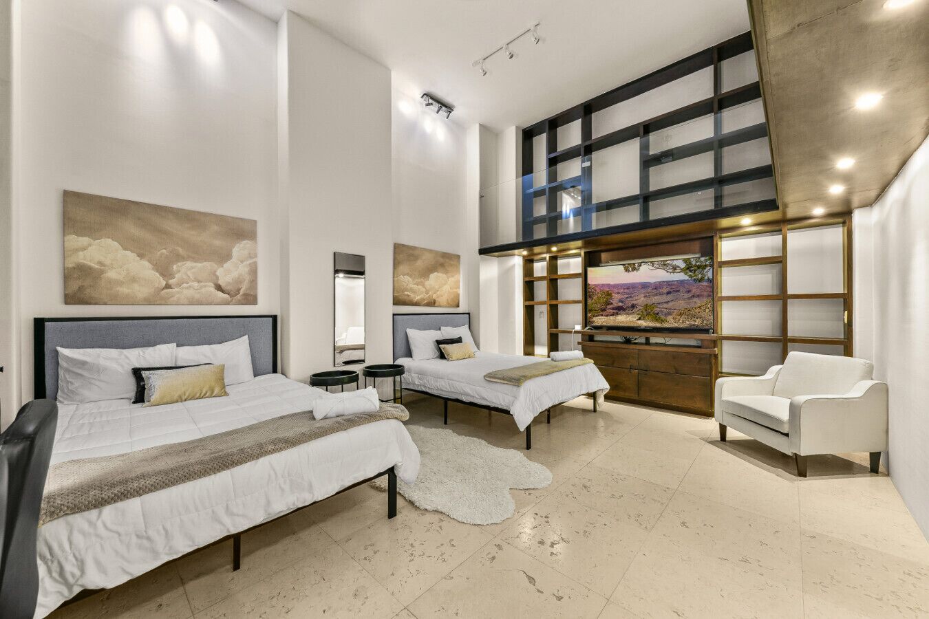 6 bedrooms, desk, iron/ironing board, travel crib