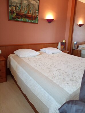 1 soverom, strykejern/-brett og reiseseng for barn